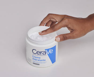 Mulher aprendendo sobre creme hidratante.