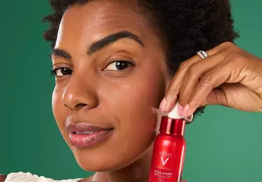Mulher fazendo skincare