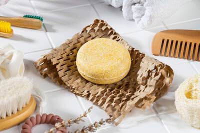 Sabonete de enxofre amarelo em cima de bancada
