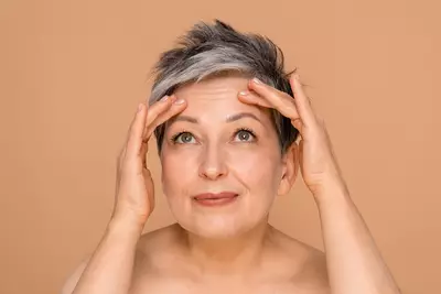 Mulher com rugas na testa