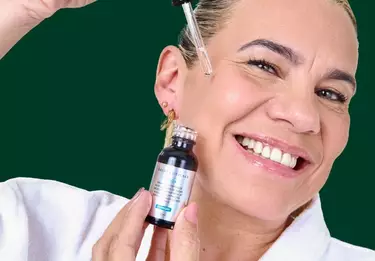 Mulher fazendo skincare