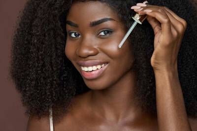 Mulher aplicando produtos com acido salicilico