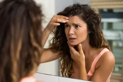 Mulher preocupada com pele feia e cansada