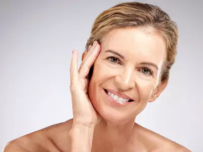 Mulher com envelhecimento precoce por causa de oxidacao na pele