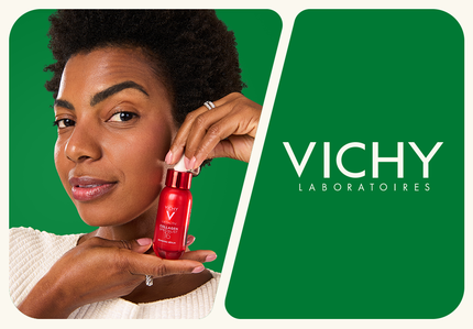 Mulher segurando produto da Vichy