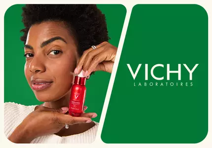 Mulher segurando produto da Vichy