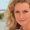 mulher fazendo limpeza de pele