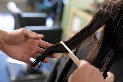Cabelo recebendo selagem capilar