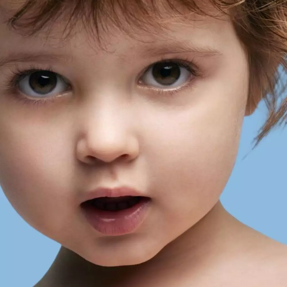 Bebe com fundo azul