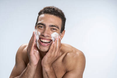 Homendo realizando higienizacao do rosto com gel de limpeza