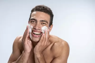Homendo realizando higienizacao do rosto com gel de limpeza