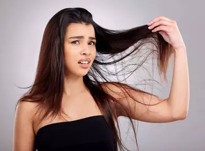 Mulher preocupada com o cabelo fino