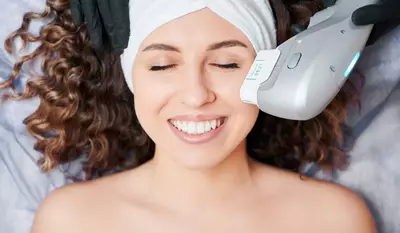 Mulher realizando tratamento com ultraformer no rosto