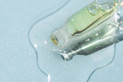 Conta gotas com retinoides em textura de serum dentro