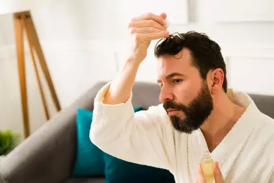 Homem usando tonico para crescer cabelo