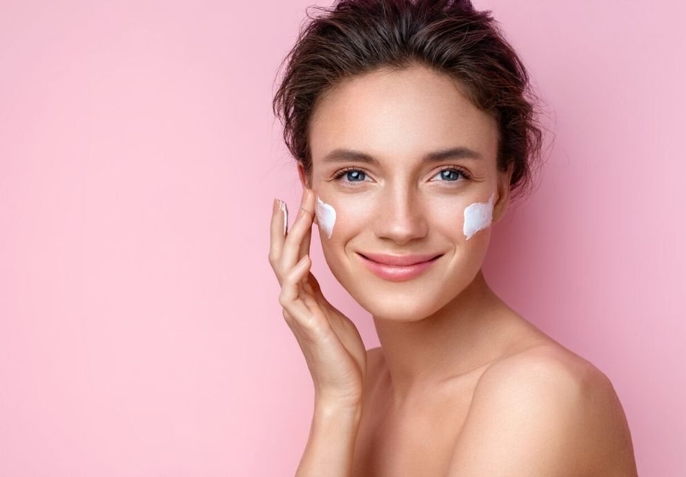 Garota usando a espuma de limpeza Air Foam da Cerave