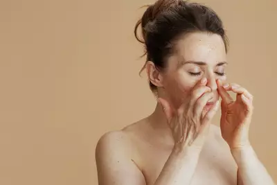 Mulher realizando esfoliacao facial