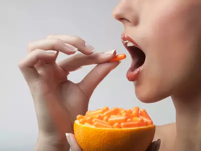 Mulher tomando comprimido de vitamina C