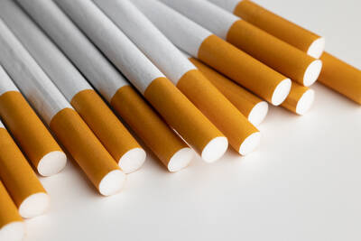 Diversos cigarros, ilustrando o tabagismo, um habito que acelera o envelhecimento da pele e aumenta o risco de cancer.