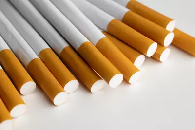 Diversos cigarros, ilustrando o tabagismo, um habito que acelera o envelhecimento da pele e aumenta o risco de cancer.
