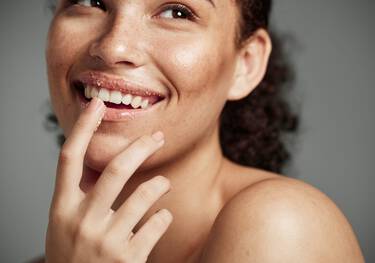 Mulher cuidando dos labios