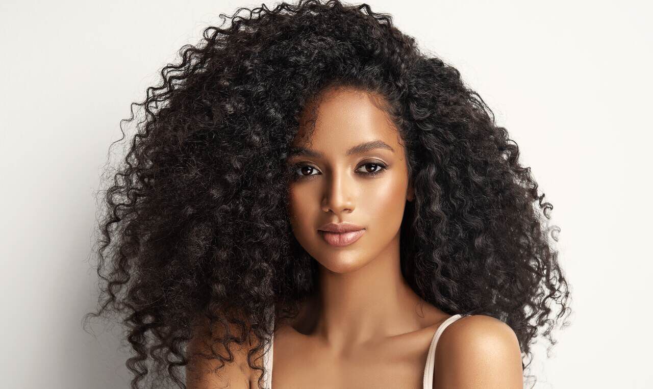 Mulher jovem com cabelo crespo