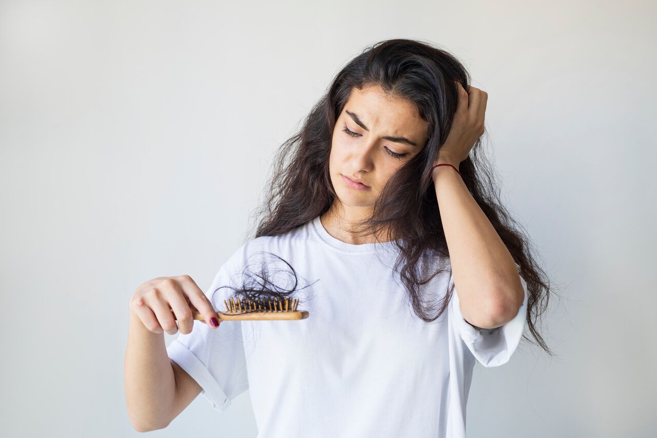 Mulher com queda de cabelo
