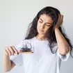 Mulher com queda de cabelo