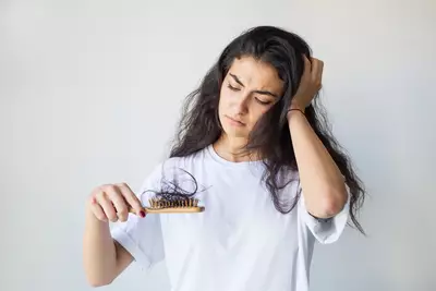 Entenda o que causa a queda de cabelo e como tratar