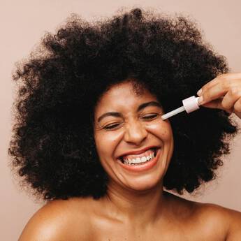 Mulher passando protetor solar