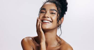 mulher que usa serum de vitamina C