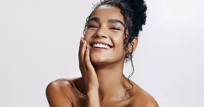 mulher que usa serum de vitamina C