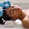 Mulher deitada em maca recebendo aplicacao de injecao facial feita por profissional com luvas azuis, em ambiente de clinica dermatologica.