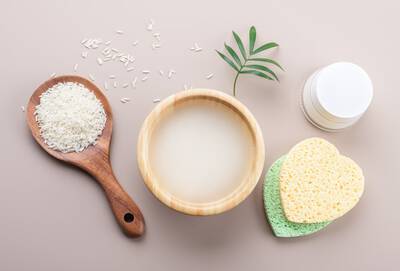 Ingredientes separados para fazer mascara de arroz para o rosto