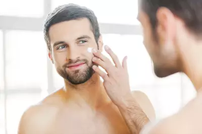 Homem aplicando produtos com acido hialuronico no rosto
