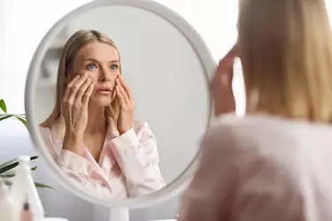 Mulher usando creme clareador de manchas