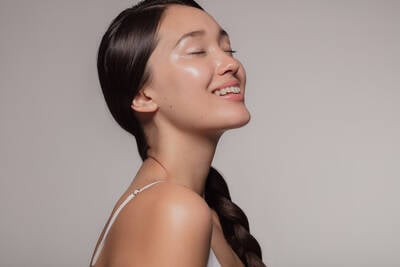Mulher coreana com pele de vidro