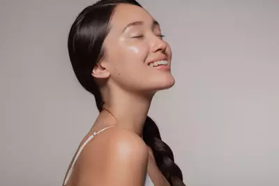 Mulher coreana com pele de vidro