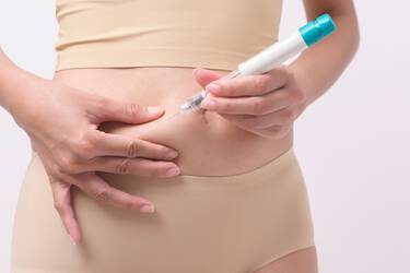 Mulher aplicando caneta emagrecedora