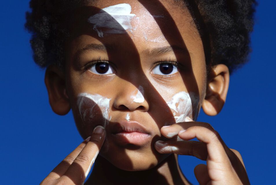 Menino com capacete em fundo azul