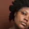Mulher negra com manchas na pele