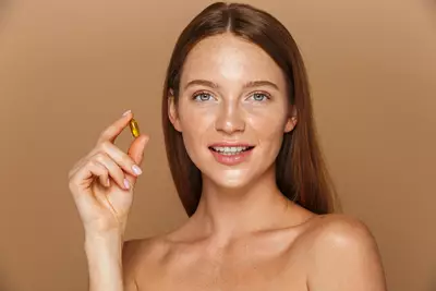 Capsulas de complexo B, um grupo de vitaminas essenciais para a saude da pele, cabelos e unhas.