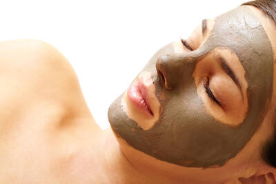 Pessoa realizando peeling de algas
