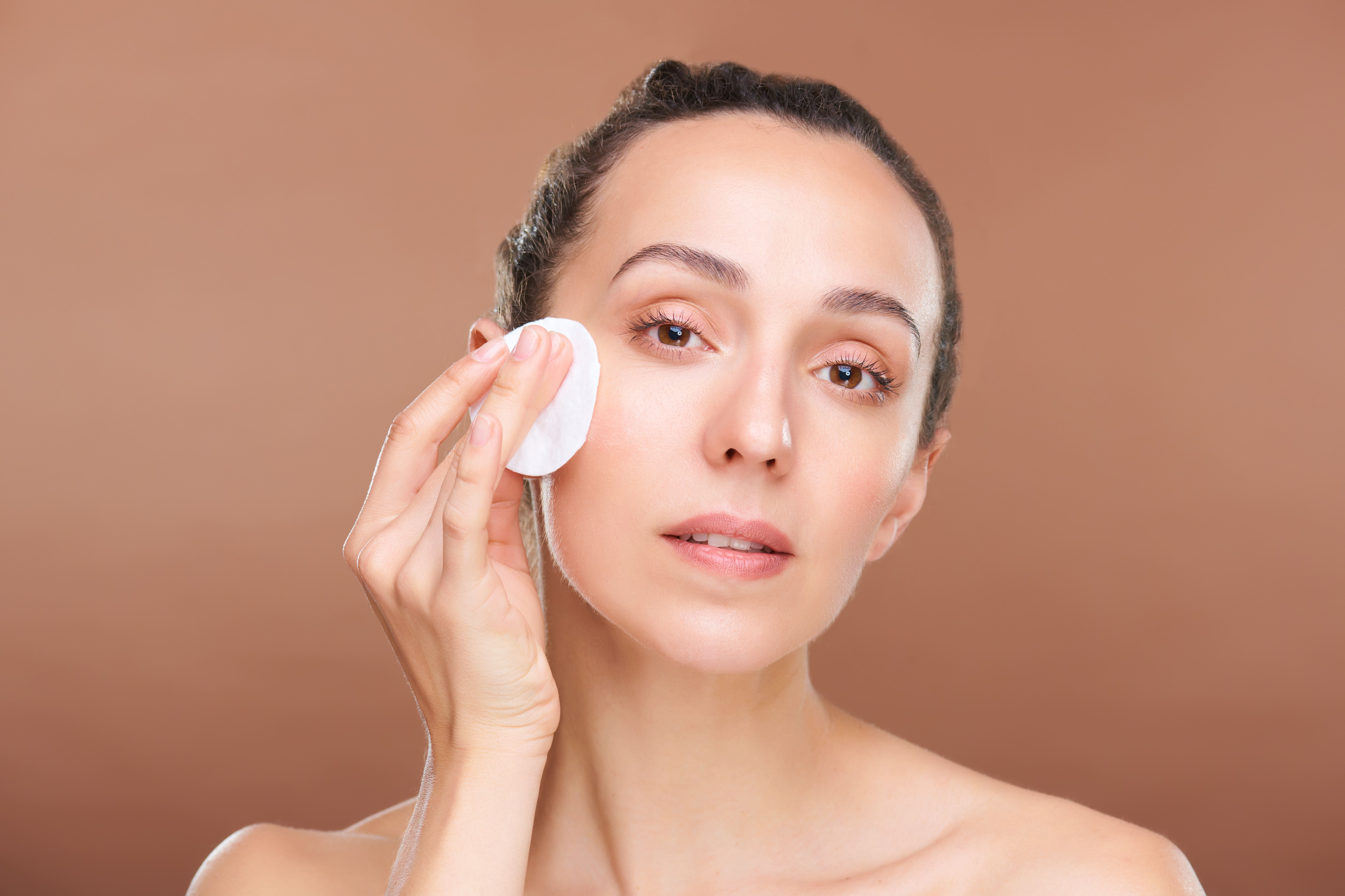 Mulher utilizando tonico facial