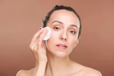 Mulher utilizando tonico facial