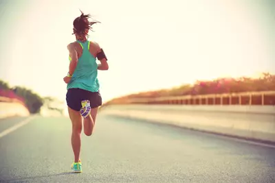 Foto de mulher correndo para representar os beneficios da corrida para o corpo feminino