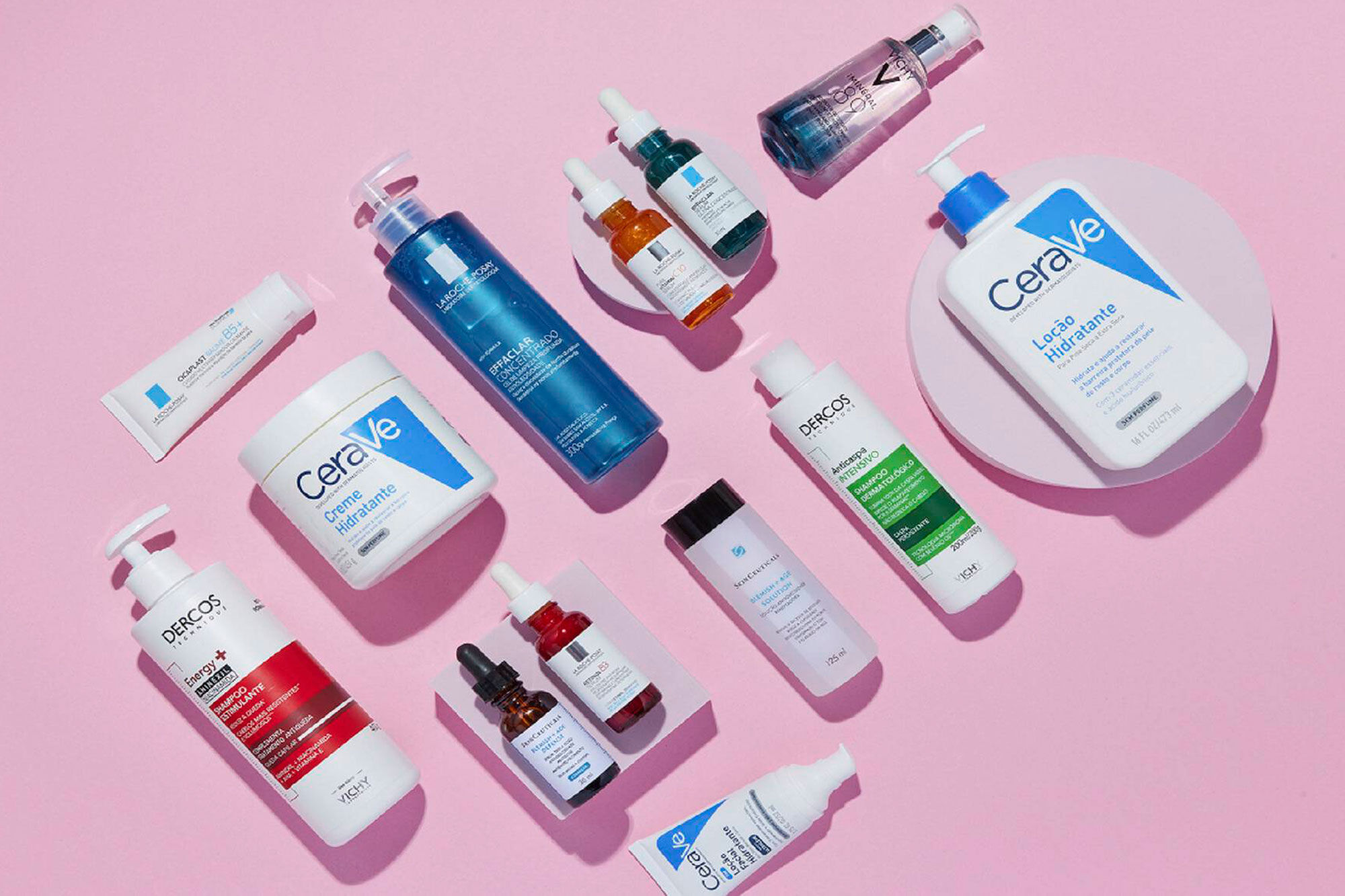 Mulher passando protetor solar