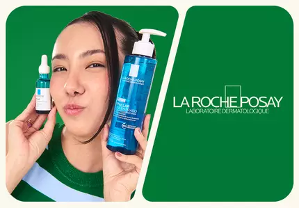 Mulher segurando produtos da La Roche-Posay