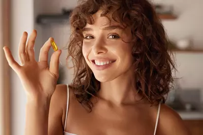 Mulher aprendendo sobre os beneficios da vitamina A para a pele.