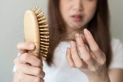 Mulher com queda de cabelo